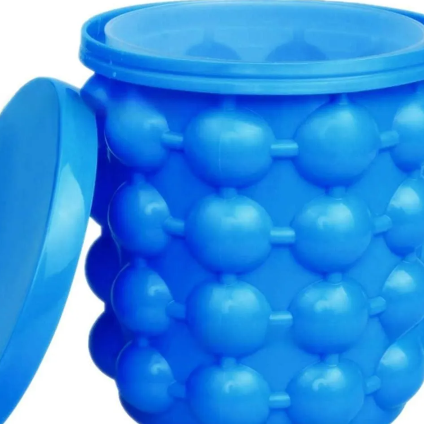 Ice bucket ice cube maker
